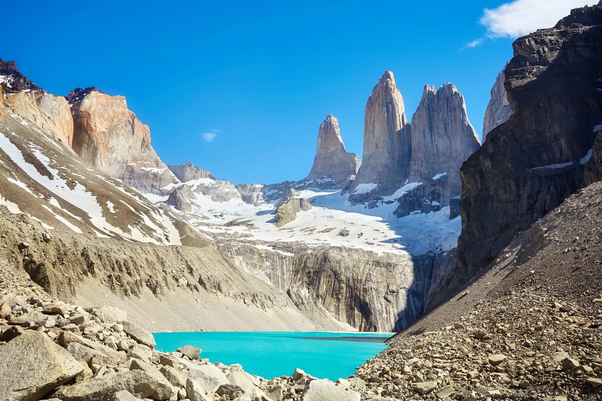 Torres de montanha sobre um lago turquesa na Patagônia
